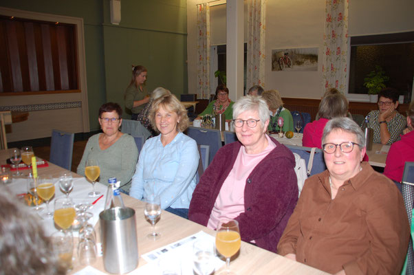 Ortsvertreterinnen des Bezirks 3 mit ihrer Vorstandsfrau Uta Liekefeld © Ina Homfeld