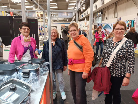 Ein Stand mit Pfannen und vielen anderen nützlichen Küchenhelfern © Ina Homfeld
