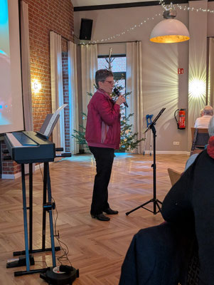 Ina Homfeld moderiert die Nachmittagsveranstaltung. © Anne Marie Meyer