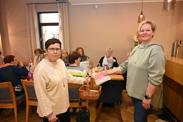 Wahlhelferinnen Petra Stolte und Maria Ziegeler © Rolf Zacher