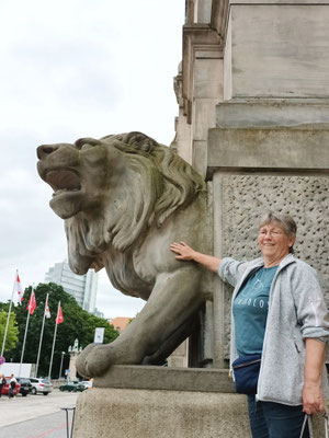 Streicheleinheiten für den Löwen am "Neuen Rathaus Hannover"! © Ina Homfeld