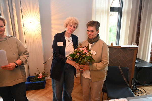 Ina Homfeld gratuliert Imke Wicke zur Wiederwahl als erste Vorsitzende. © Rolf Zacher