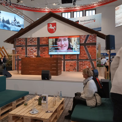 Tanja Wohlers ist eine der 100 nominierten Frauen - siehe Bildschirm -! Ina Homfeld