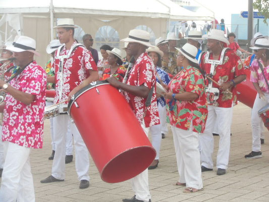 Un groupe de musicien venu répéter pour le carnaval sur le ponton du bateau de croisière