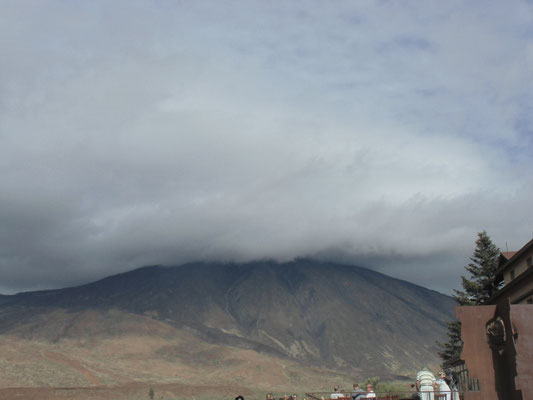 Le sommet du volcan TEIDE plus de 3700 m pris dans les nuages