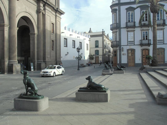 Des bronzes en face de la cathédrale