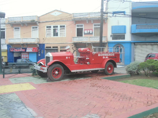 Un camion de pompiers de 1926 exposée devant la caserne