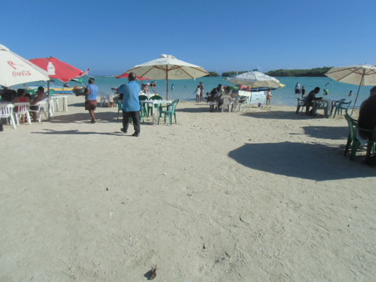 La plage des touristes et locaux mélangés