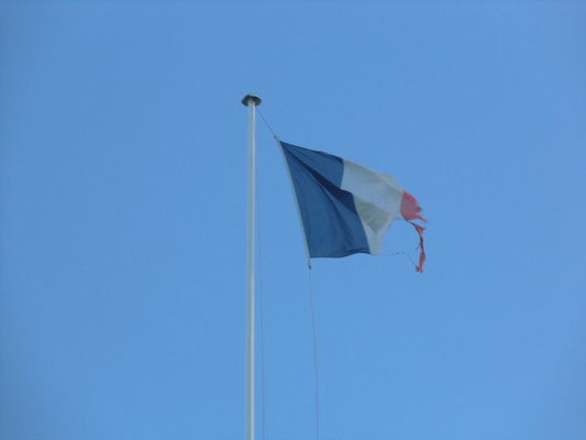 Le drapeau flottant sur la cour d'appel de FdF, sans commentaires