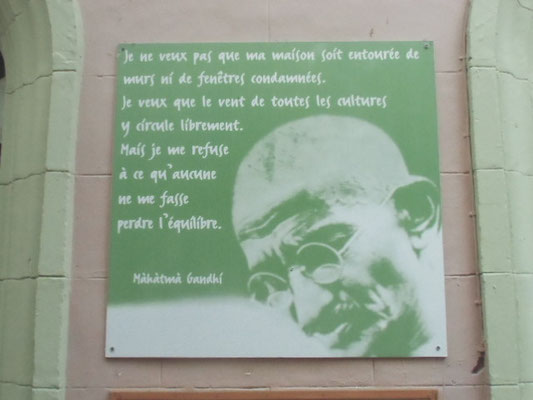 Une citation de Gandhi sur le mur de l'space culturel