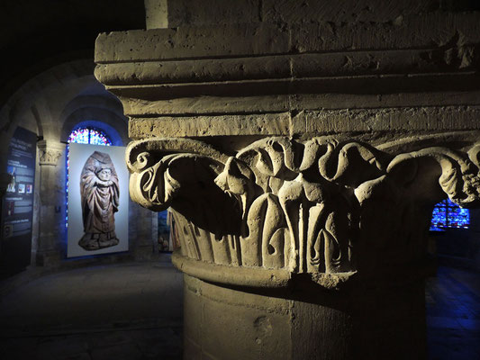 Un chapiteau roman de la crypte