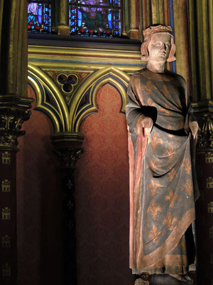 La statue de Saint Louis dans la chapelle basse