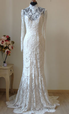 2037 - abito da sposa in pizzo e perline