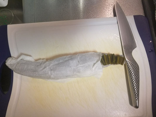 マゴチを昆布締めにした後キッチンペーパーで包む