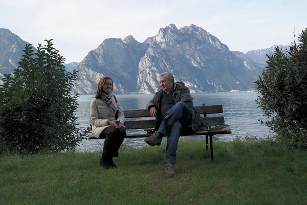 Olga con il regista Mauro Vittorio Quattrina con losfondo del Lago di Garda