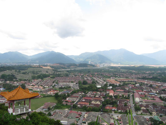 Blick vom Berg über dem Perak Tong Tempel.