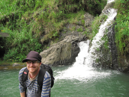 Glücklicher Wanderer beim Bokong-Wasserfall.