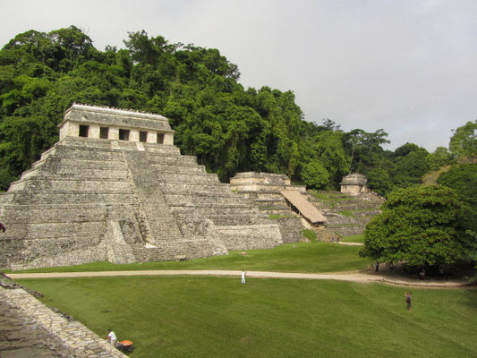 Der Templo de las Inscripciones ist etwa zwanzig Meter hoch und besitzt auf seiner Dachplattform einen kleinen Tempel. Er wurde 690 unter der Herrschaft von K'inich Kan Balam II. vollendet und beherbergt die Grabkammer von dessen Vater Pakal.