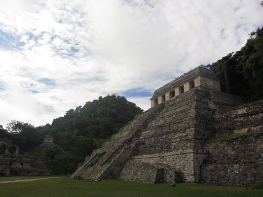 Der Templo de las Inscripciones ist der Vorzeigetempel des Komplexes von Palenque und erwartet den Besucher gleich zu Beginn..