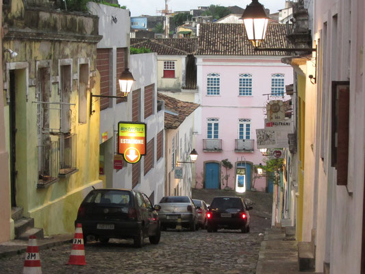 In den Straßen des Pelourinhos. In den 90ern wurde das Favela-Viertel komplettsaniert und die ehemaligen Bewohner umgesiedelt. Heute schmücken die Straßen viele Hotels, Restaurants und Läden.