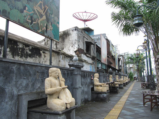 Jalan Diponegoro. Eine Kunstmeile im Herzen Solos mit viel Malerei und Skulpturen am Wegesrand.