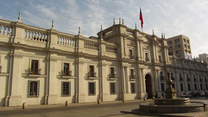 Impressive Bauten schmücken Downtown Santiago.