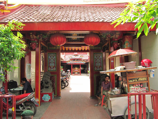 Ein Tempel in Glodoks Straßengewirr.