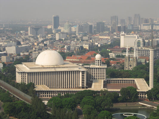 Die Istiqlal-Moschee hat das weltweit zweitgrößte Fassungsvermögen. (Blick vom Monas)