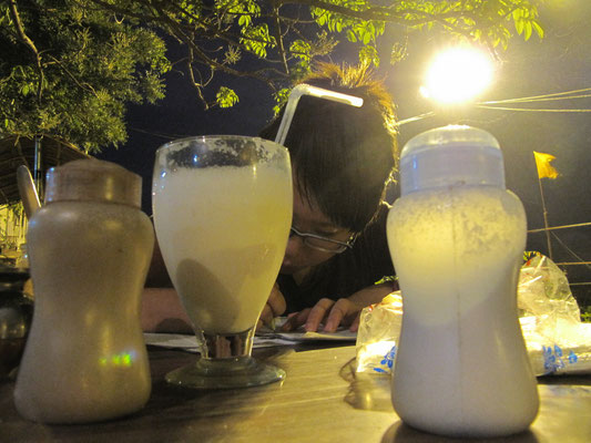 Abends in der Pizzeria "Vaatika Cafe" wartend mit einem Vanille Shake.