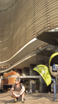 Die Entwürfe stammen von Oscar Niemeyers Büro in São Paulo. Er selbst war für das berühmte sinusartige Fassaden-Design verantwortlich (laut eigener Aussage dem damaligen Straßenverlauf folgend), gab aber wegen Unstimmigkeiten später das Projekt ab.