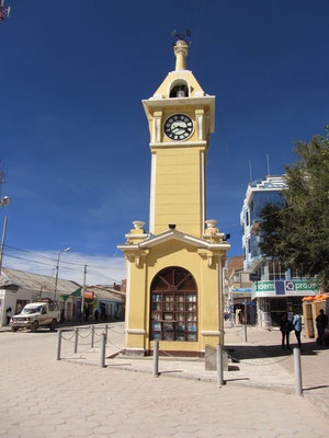 Der Uhrenturm vor dem Plaza Arce.