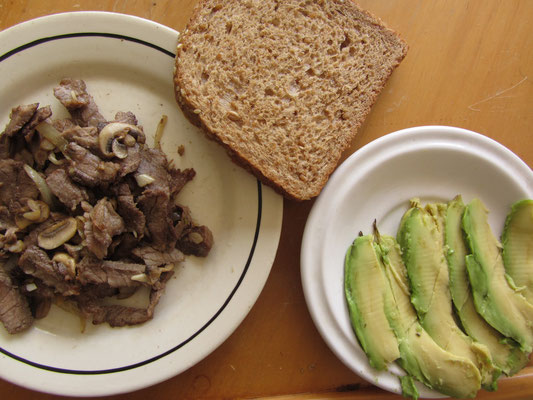 Left over-Steakstreifen mit Pilzen, Brot und Avocado