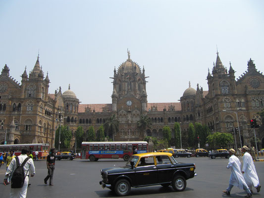 Der CST ist zum Symbol der Stadt Mumbai als „Gotische Stadt“ geworden und ist  nach Tokyo Shinjuku nach Fahrgästen der zweitverkehrsreichste Bahnhof der Welt.