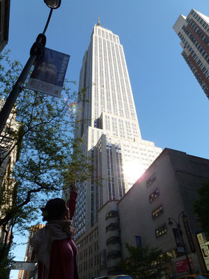 Das Empire State Building ist ein Wolkenkratzer im New Yorker Stadtteil Manhattan. 