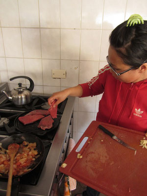 Chihi bereitet feinste argentinische Steaks zu.