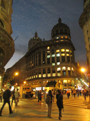 Plaza de Mayo in der Dunkelheit.