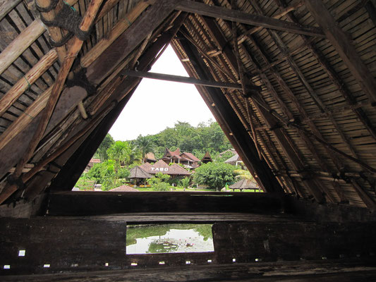 Unter einem traditionellen Batak-Dachgiebel mit Blick auf Toba.