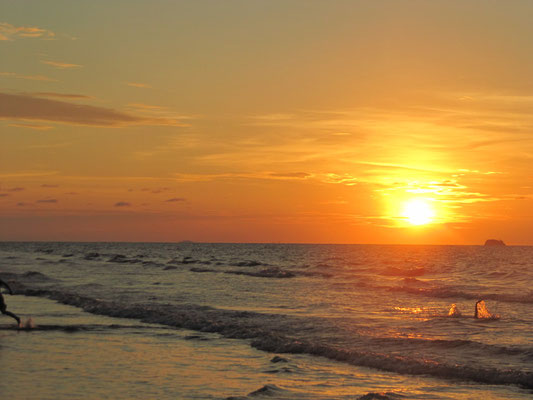 Sonnenuntergang an unserem Hausstrand.