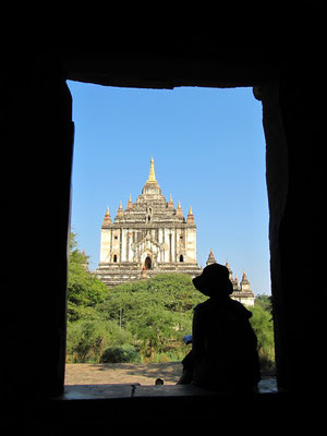 Was für ein An- bzw. Ausblick. (That-byin-nyu-Tempel im Hintergrund)