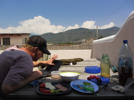 Sebastian skypt während dem Frühstück vor Traumvulkankulisse auf der Terrasse.