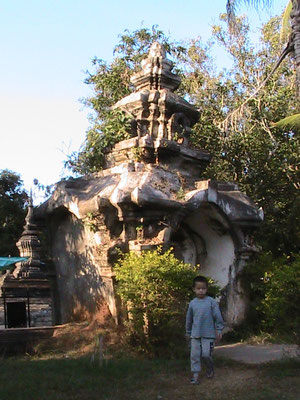 Eingangstor (Wat Wisunalat).