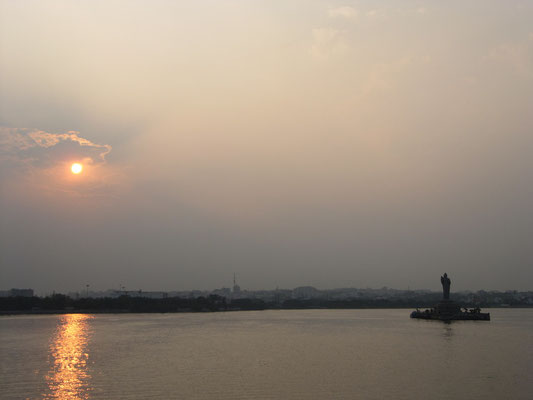 Die freistehende Buddhastatue auf der künstlichen Insel im Hussein Sagar ist eine der welthöchsten.