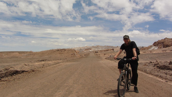 Das Tal erstreckt sich als Teil der Atacama-Wüste nahe dem Salar de Atacama und dem Vulkan Licancabur und bildet den sechsten Sektor des im Jahre 1990 gegründeten Nationalparks Los Flamencos. Es liegt 17 km von der Stadt San Pedro de Atacama entfernt.