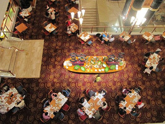 Das Buffet im 5-Sterne-Palast "Empire Hotel". Ein Sushi-Röllchen haben wir gerne gratis zum Probieren genommen.