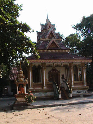 Der Haw Pha Kaew ist ein königlicher Tempel, der zur Aufbewahrung der berühmten Emerlad Buddhas errichtet wurde. Heute beherbergt er die beste Sammlung von Buddhafiguren in Laos.