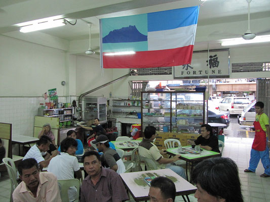 Die Sabbah-Flagge in einem chinesischen Restaurant.