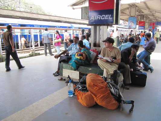 Warten auf den Zug nach Hyderabad.