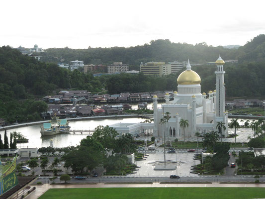 Blick auf die Omar-Ali-Saifuddin-Moschee.