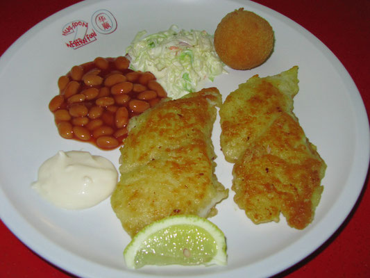 Gebackenes Fischfilet mit Mayonnaise, Krautsalat, gebackenen Bohnen in Tomatensoße und einem Kartoffelball.