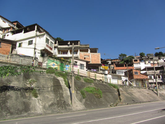 Favela am Straßenrand. Mit Favela werden die besonders in Randlagen der großen Städte Brasiliens liegenden Armenviertel bezeichnet. Es handelt sich um informelle Siedlungen, bei denen die Bewohner nicht über legalen Grundbesitz verfügen.